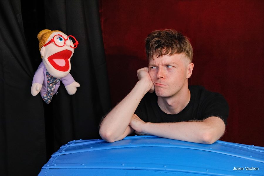 Toto face à la marionnette de sa maman en colère
