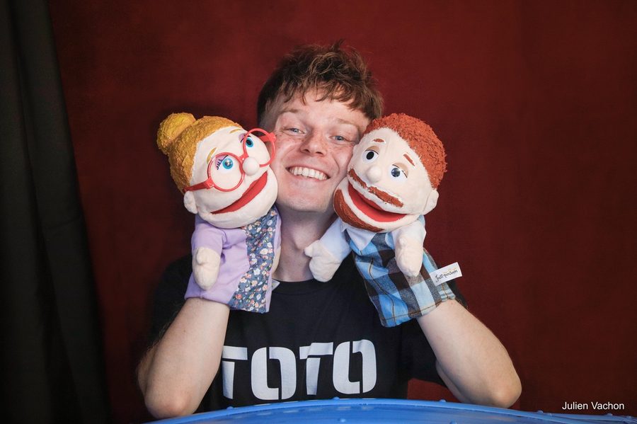 Toto avec les marionnettes de ses parents, tout sourire