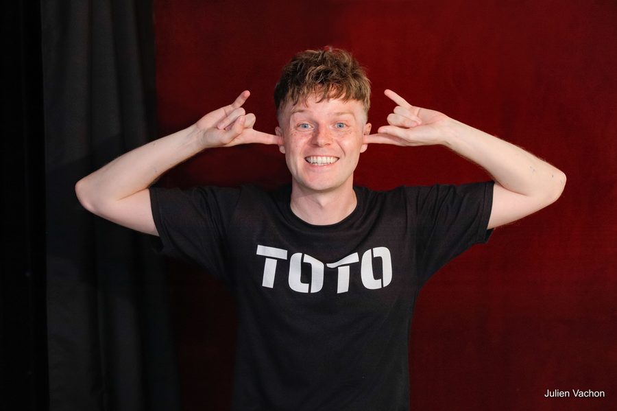 Toto tire sur ses oreilles, tout sourire