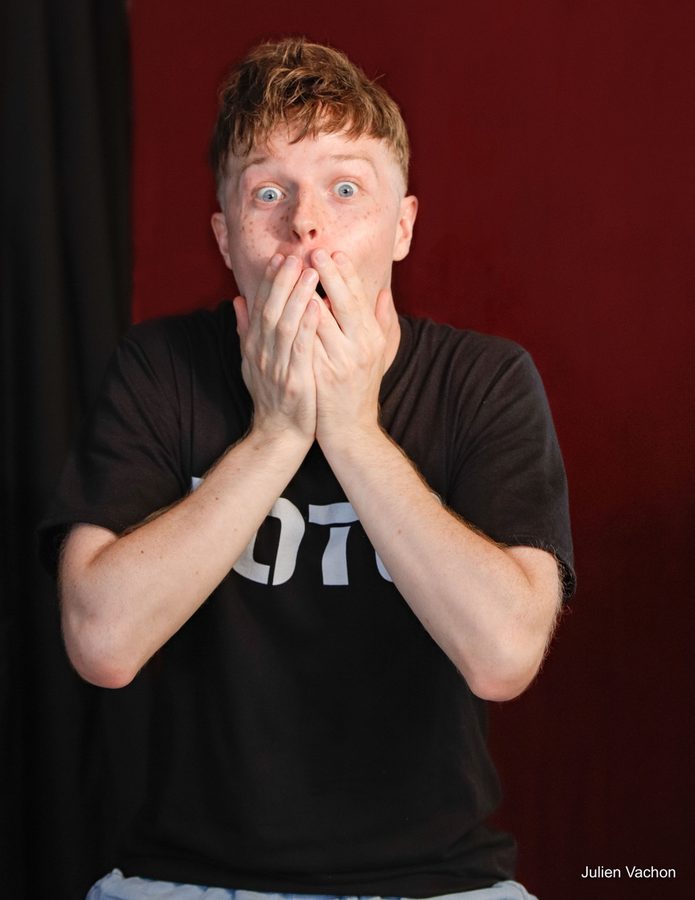 Toto surpris, les mains sur la bouche